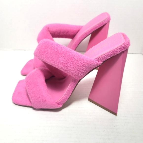 NWOT PRETTY LITTLE THINGS Hot pink Terry cloth Architectural Slides - Picture 1 of 10